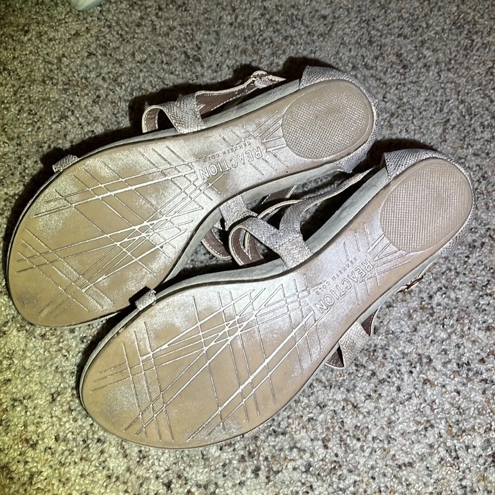 Reaction Kenneth Cole Sandals size 9 Strappy Gladiator Tan and Gold Tone - Picture 7 of 16
